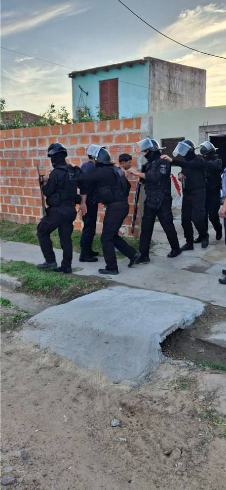 Goya: en cinco allanamientos coordinados se secuestraron armas, vehículos y droga